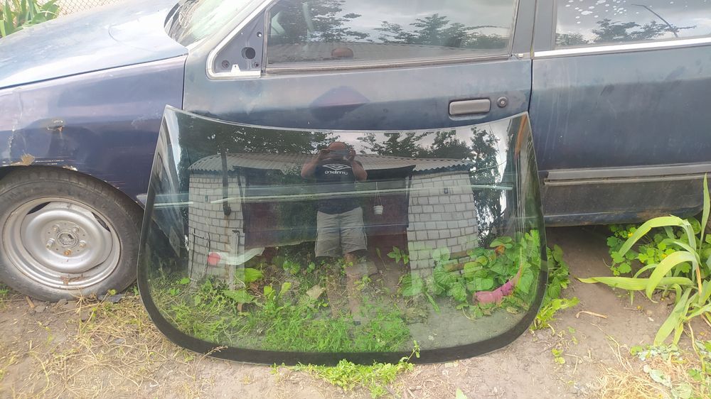 Заднє скло Peugeot 605 '89-99