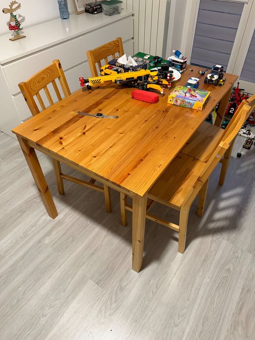 Sosnowy stół + 4 krzesła Jysk TYLSTRUP