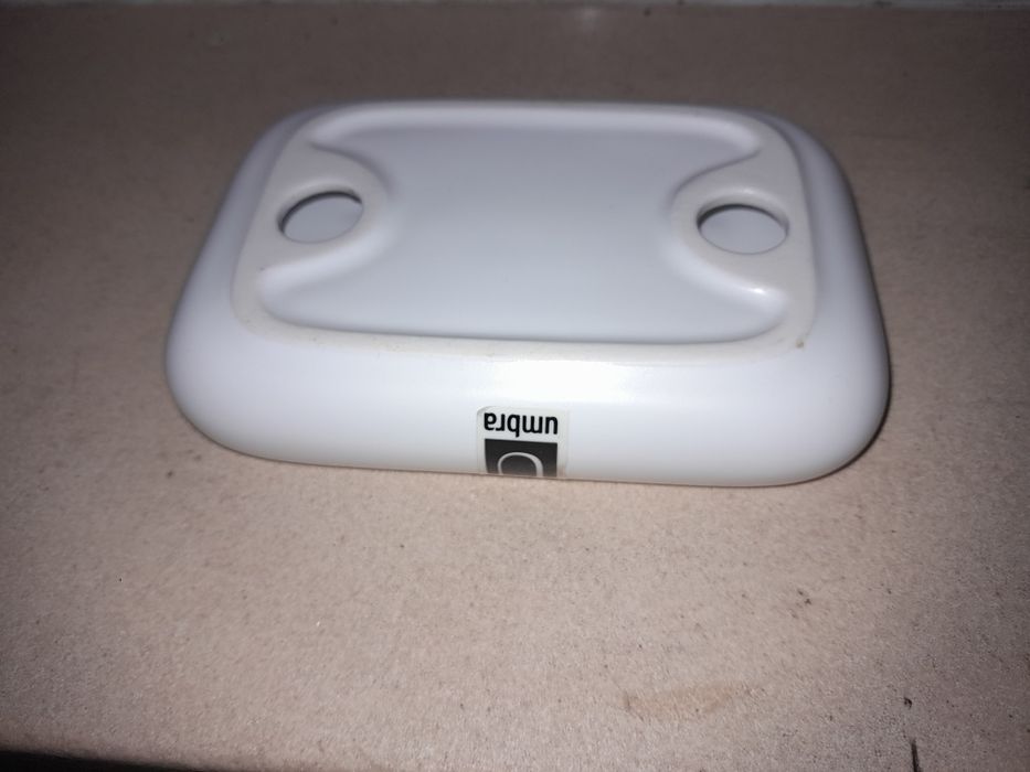 White soap dish.443548826674155521