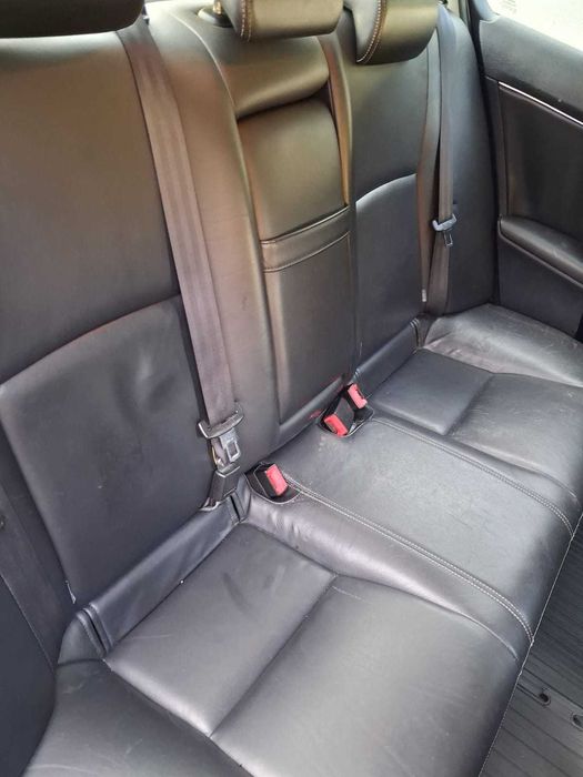 Toyota Avensis T27, ano 2010, motor Diesel económico e fiável.