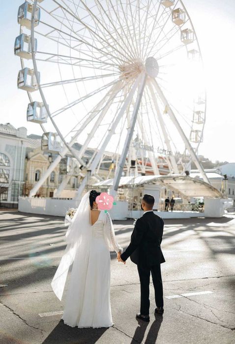 Платье свадебное с фатой.