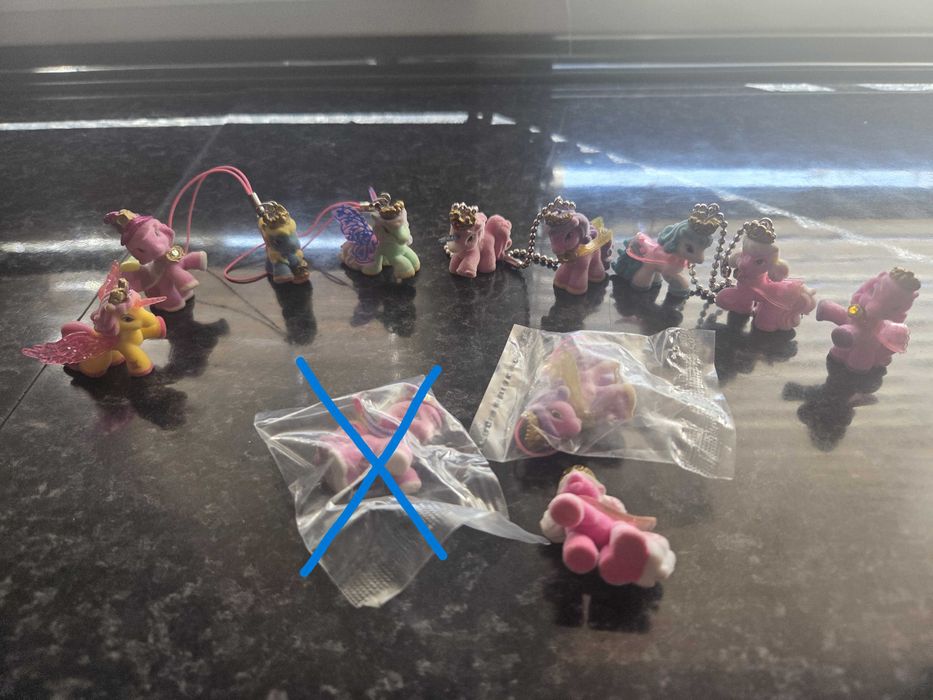 Zestaw małych figurek kucyków