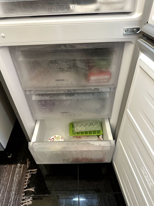 Frigorífico Combinado BECKEN Boostcooling – No Frost – 185 cm – 323L – Inox