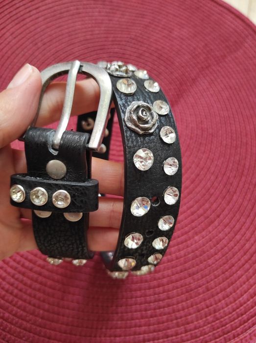 Шкіряний чокер на шию зі стразами та металевими трояндами