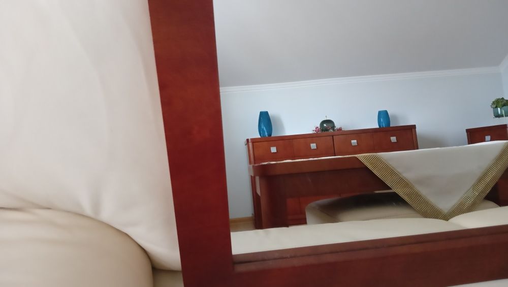 Lustro w drewnianej ramie