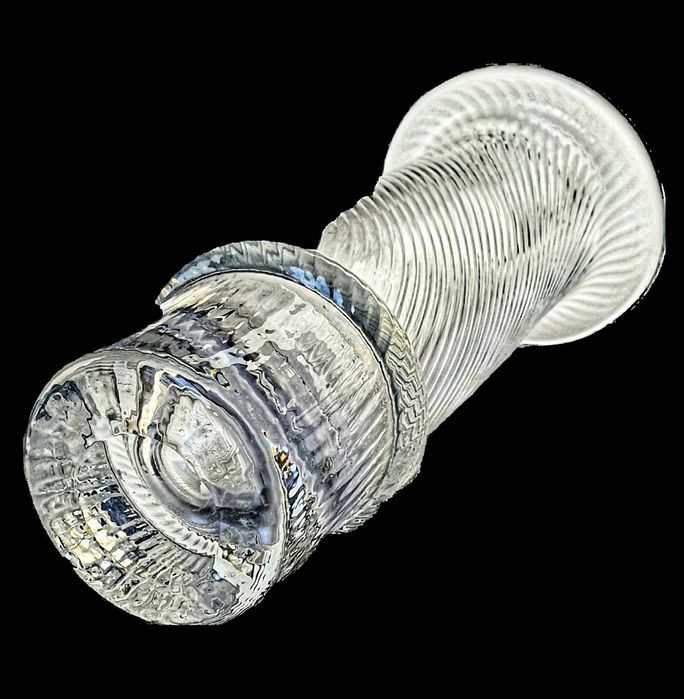 Szklany Wazon W Formie Spiralnych Żłobień
