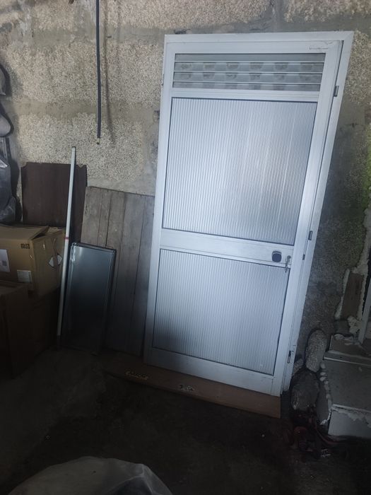 Porta entrada alumínio com calhas e chave