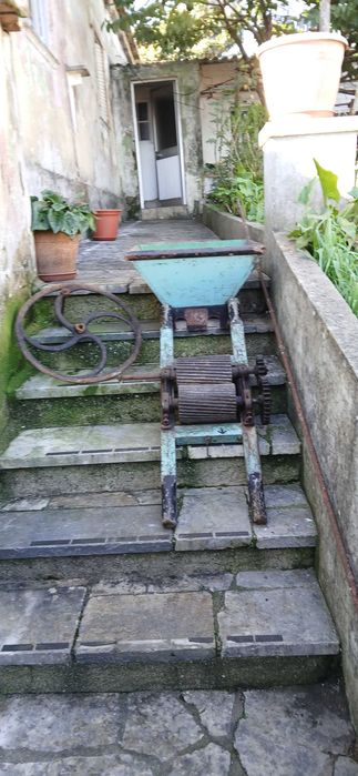 Alfaias-agrícolas-      Moto enxada e espremedor de uvas