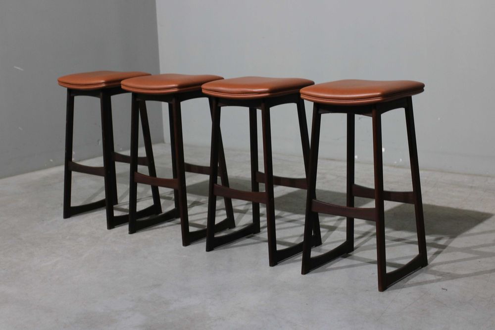 Conjunto de 4 bancos bar nórdicos em teca
