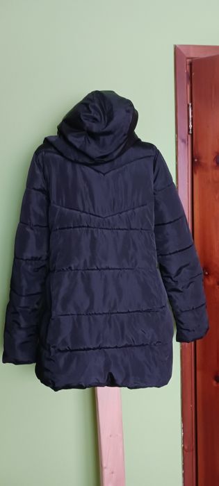 Czarna błyszcząca pikowana kurtka z kapturem rozm40