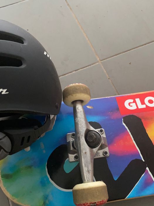 Skate e capacete