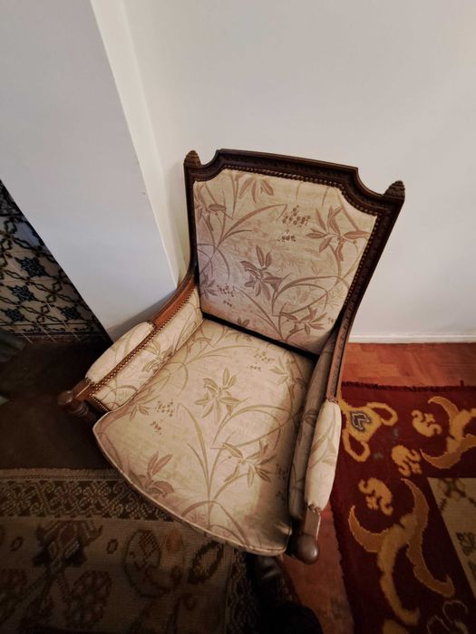 Sofá-canapé 3 lugares e 2 poltronas em bom estado