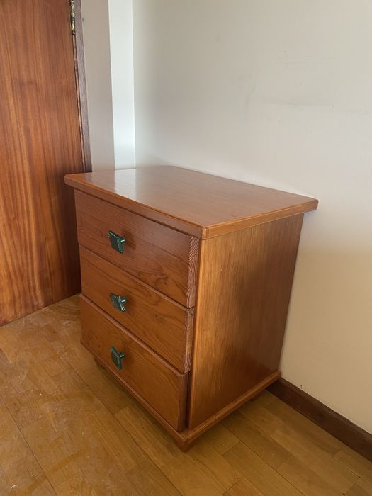 Mesa de cabeceira em madeira com 3 gavetas