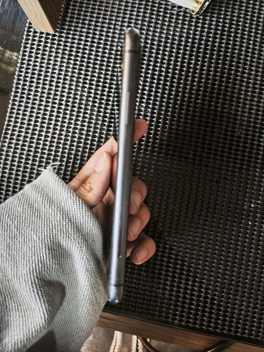 Iphone 11 usado com trincado atras, funciona em perfeito estado.