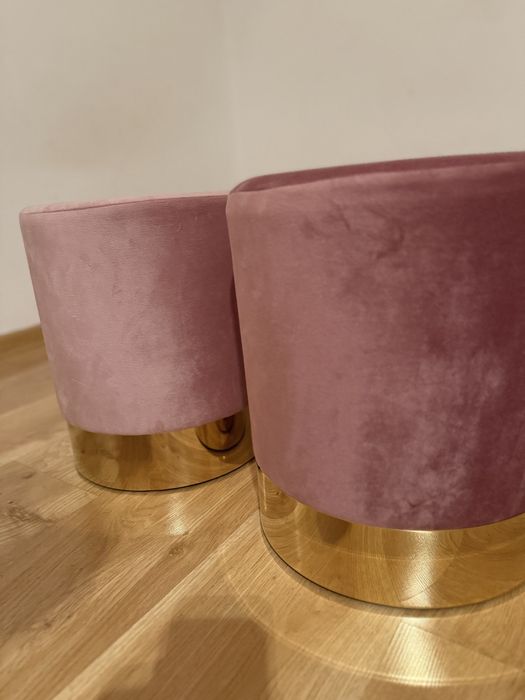 Pufy różowe ze złotą podstawą