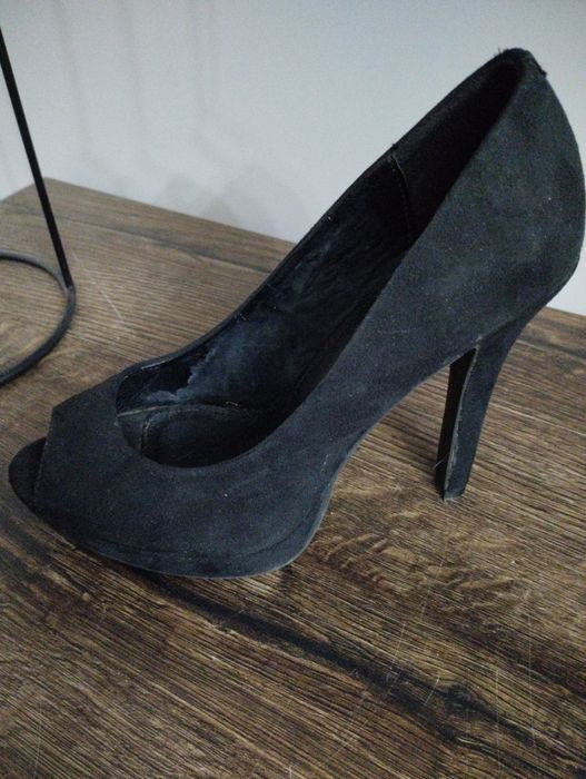 Czarna sukienka midi z ozdobnym dekoltem M