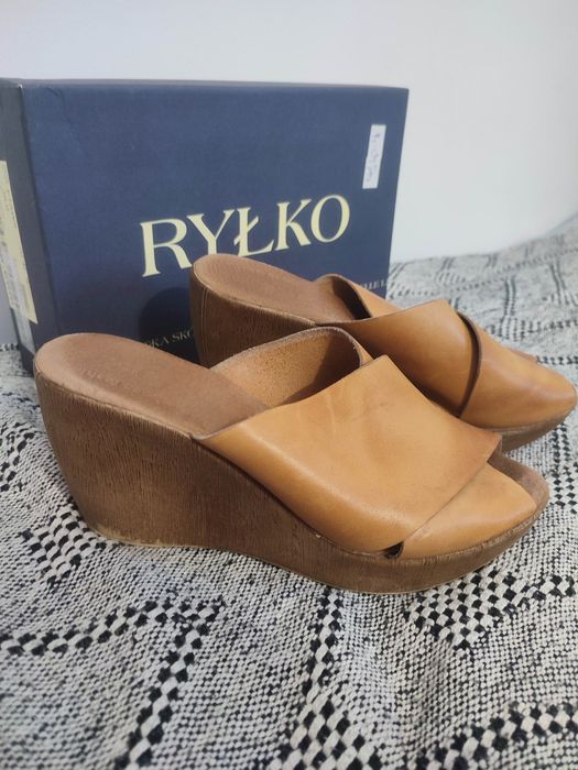Skórzane karmelowe klapki Ryłko, rozm 39
