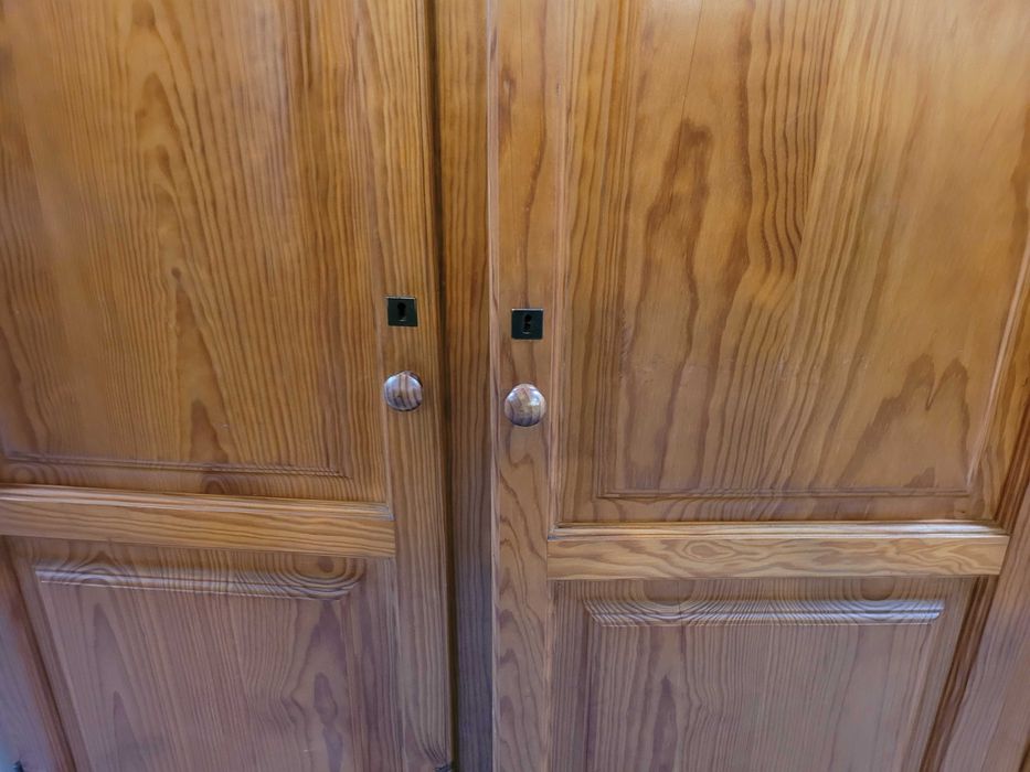 Roupeiro de três portas em madeira - Bom estado geral