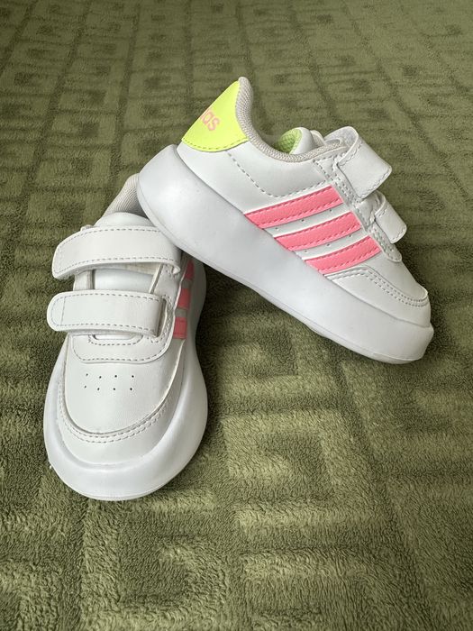 Дитячі кеди для дівчинки adidas Breaknet