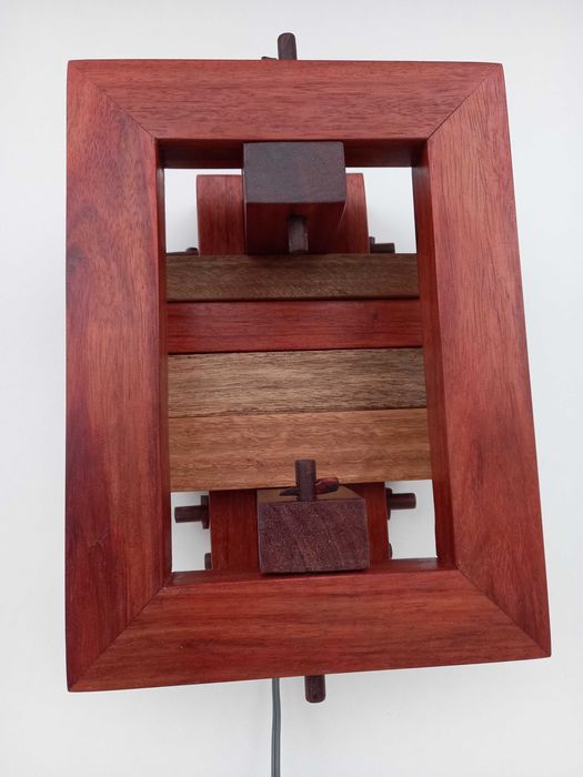 Candeeiro de parede a leds de madeira maciça