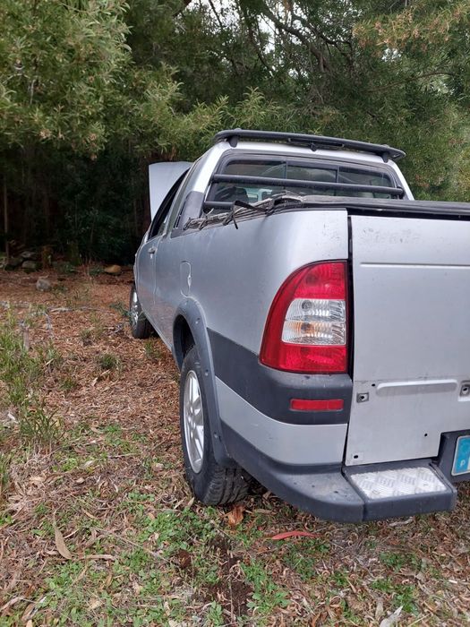 Fiat Strada  acidentada