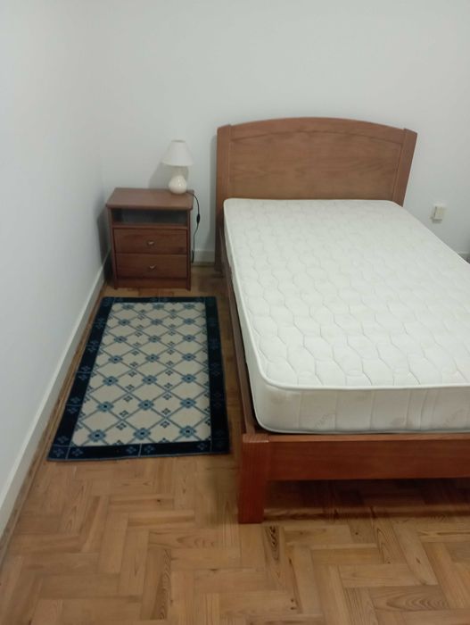 Cama de corpo e meio (110*195) + 
1 mesa de cabeceira