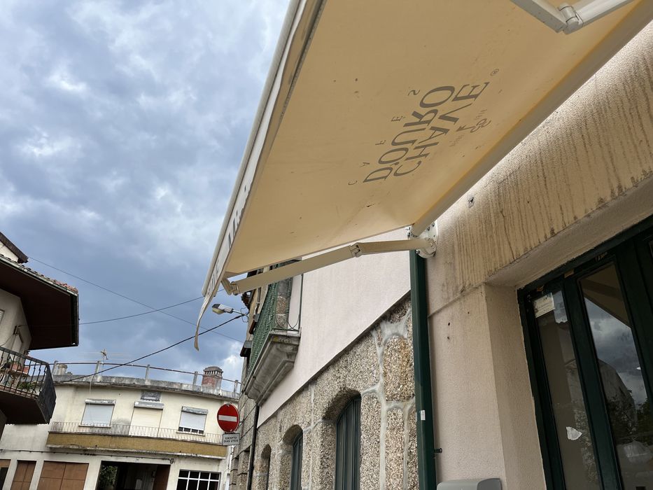 Toldos  de café e supermercado