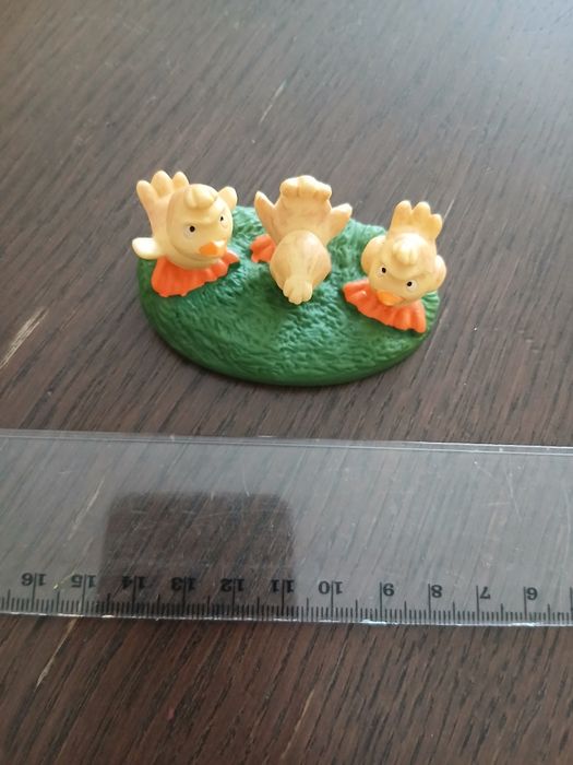 Figurka 3 pisklęta na trawie