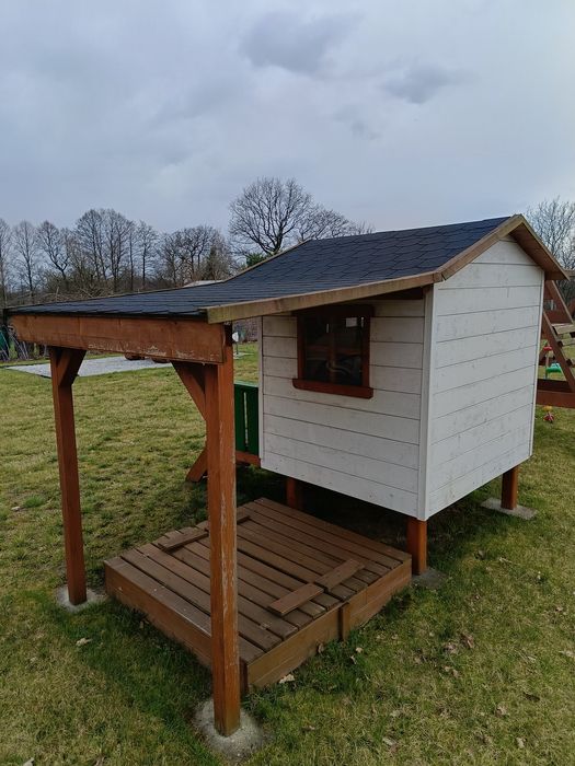 Domek dziecięcy z piaskownicą i zadaszeniem