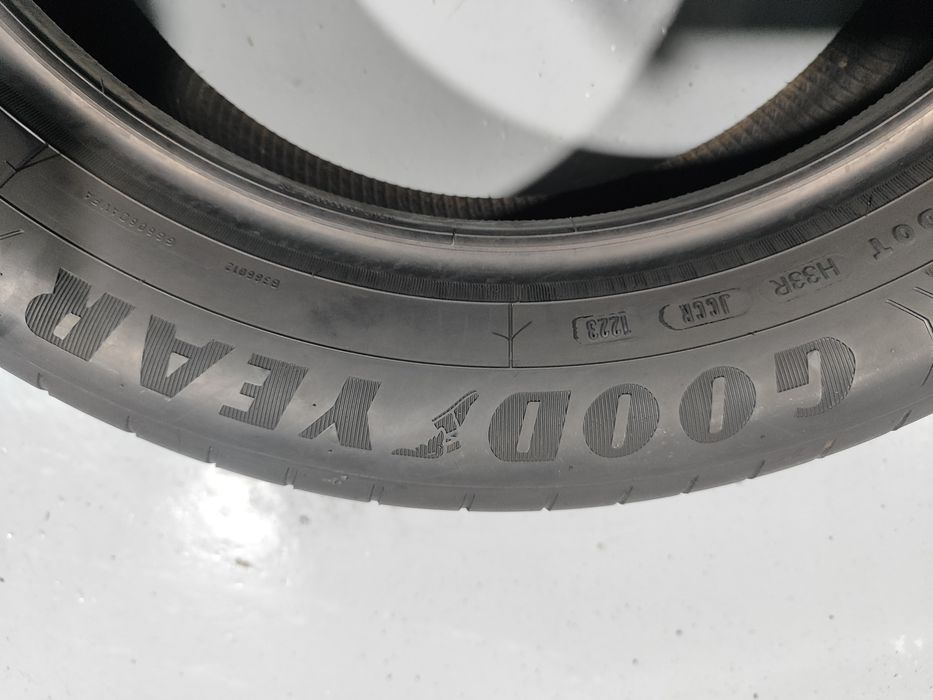 2 pneus semi novos 215-55R17 Good Year - Oferta dos Portes
