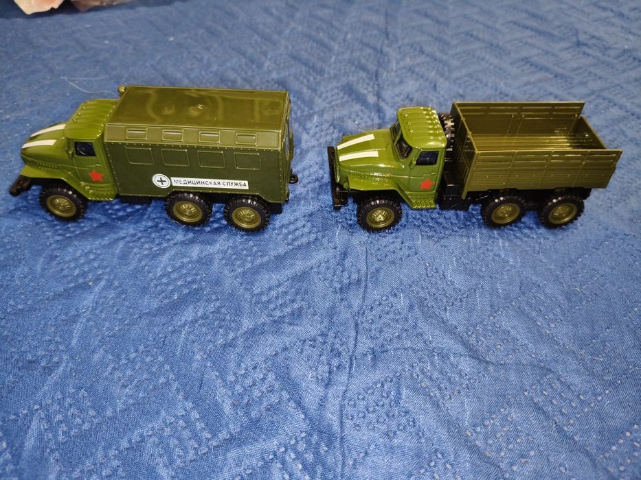 Dwa Modele ciężarowych samochodów wojskowych Ural4320