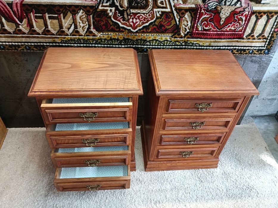 Par de mesinhas de cabeceira em madeira maciça de castanho velho