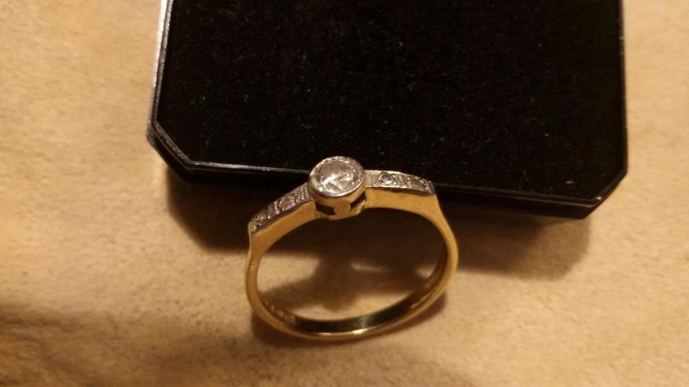 Pierścionek z brylantem 0,18 ct. Zolte zloto 750