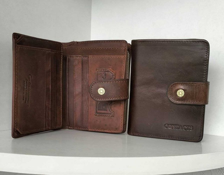 Кожаный кошелек на кнопке, яркий, компактный, эргономичный.