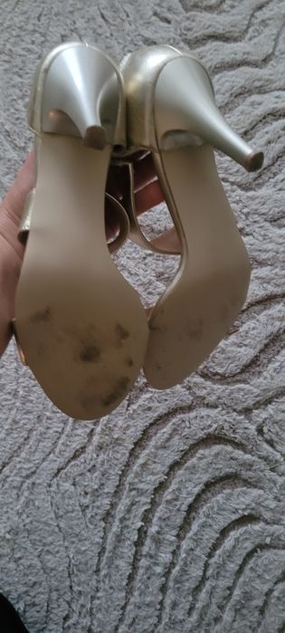 Złote skórzane  sandały na obcasie ok.8 cm.
