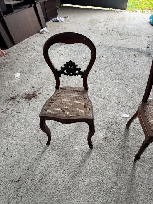 Mobilia cadeiras antigas em palhinha