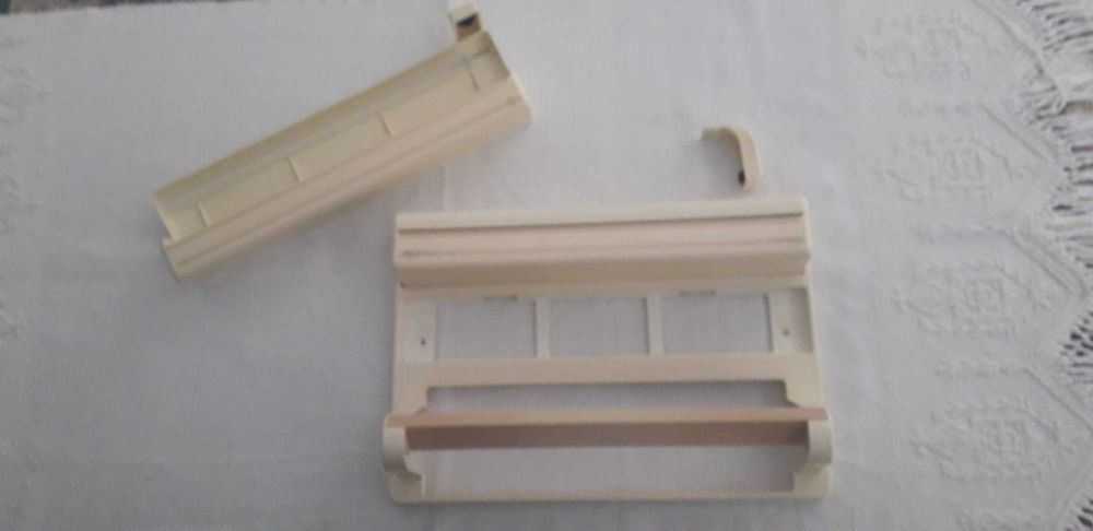 Dispensador de película aderente, papel de alumínio e de cozinha.