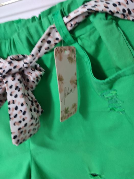 Zielone szorty z paskiem i dziurami