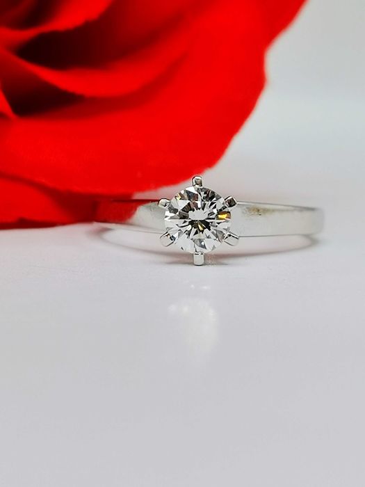 Złoty pierścionek z brylantem 0,61 ct/18k