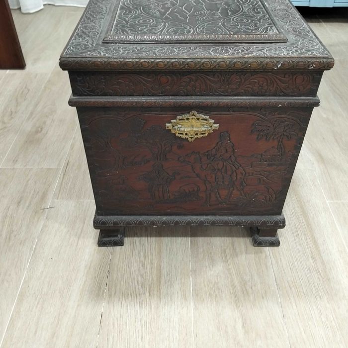Baú com gravuras antigo