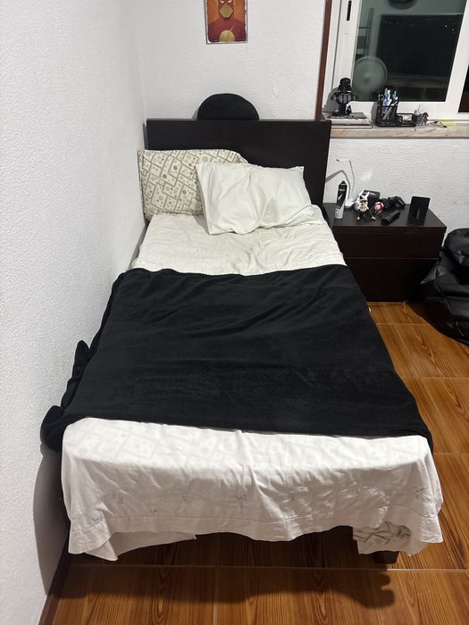 Cama solteiro preta em otimo estado