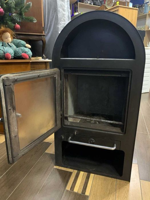 Буржуйка , камін , піч на дрова