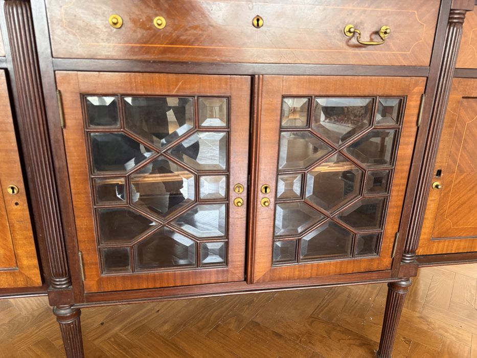 Aparador sideboard antigo com vitrine vidro facetado