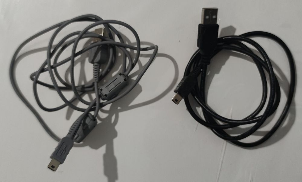 2 conectores de  cabos de USB para Mini-USB (formato Mini-B de 5 pinos).