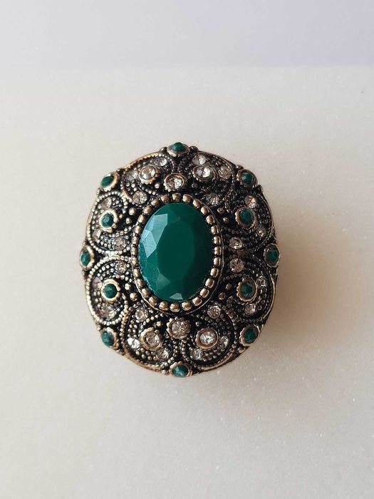Orientalny pierścionek ze szmaragdem i cyrkoniami - roz.8