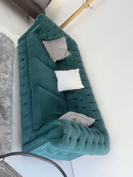 Sofá Chesterfield Artbel em Veludo Verde Esmeralda – 3 Lugares