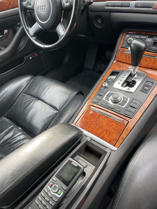 Audi  A8  Срочно