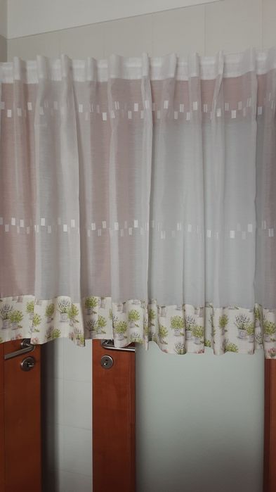 Cortina para janela de cozinha em branco