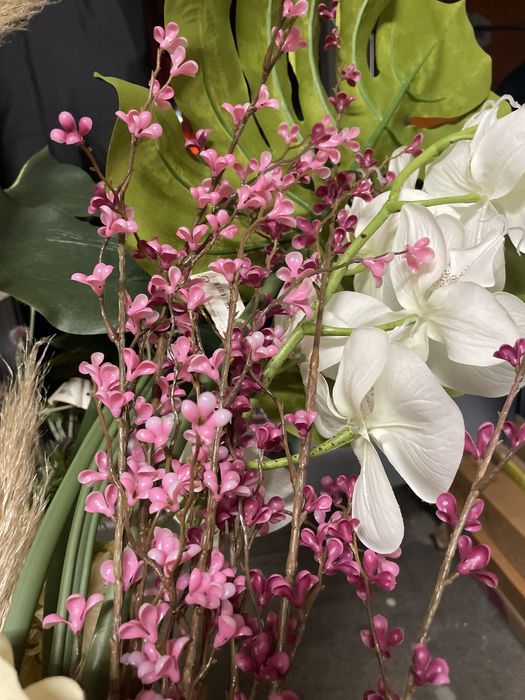 Arranjo de flores e plantas  artificiais