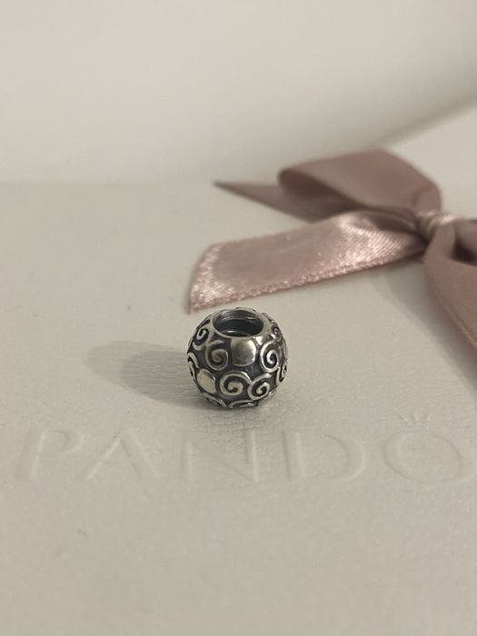 Kulkowy charms marki Pandora
